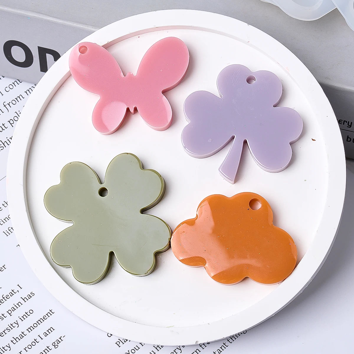 Clover Series Resin Pendant Mould Butterfly Cloud Lucky Clover DIY Scented Gypsum Hanging Ornament Keychain Crafts Silicone Mold